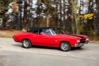 kırmızı Chevrolet kaslı araba