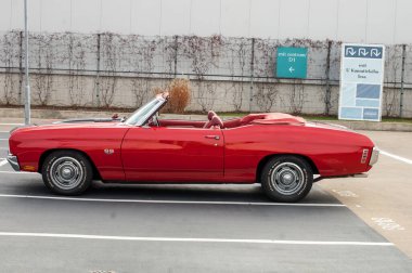 Eski kırmızı antika araba.