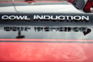 Kırmızı renkli klasik araba logosu