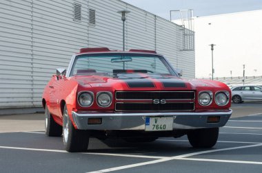 Siyah beyaz bir kırmızı araba.