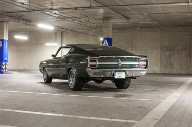 ForD TORINO GT 1968 Otoparkındaki klasik araba.