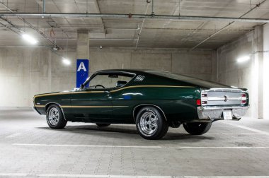 ForD TORINO GT 1968 Otoparkındaki klasik araba.