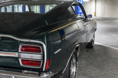 araba ve siyah araba