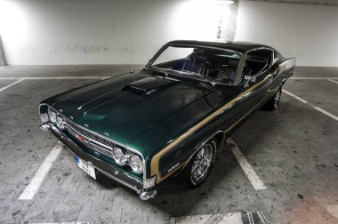 Şehirde antika bir araba.