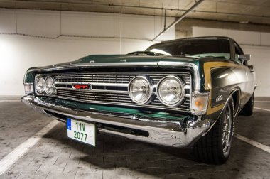 Şehirdeki eski araba.