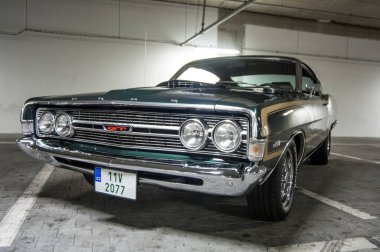 Sokakta eski model bir araba.