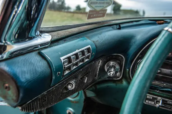 Старый Винтажный Автомобиль — стоковое фото
