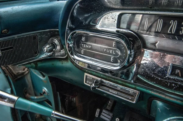 Старый Автомобиль Черном Фоне — стоковое фото