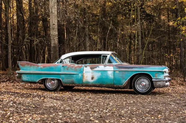 Stary Samochód Lesie — Zdjęcie stockowe
