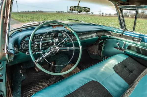 Старый Новый Автомобиль — стоковое фото