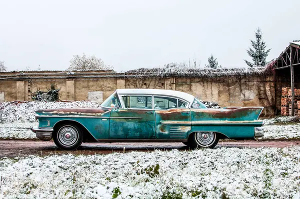 Vintage Clássico Carro Estacionado Neve — Fotografia de Stock