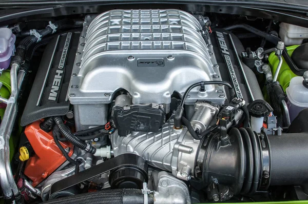Dodge Challanger Hellcat SRT havaalanında.