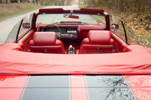 国の道の真ん中に赤い高級コンバーチブルカー — ストック写真