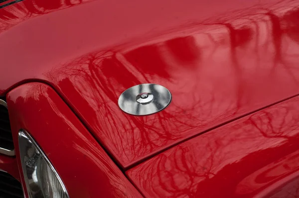 赤いフードの車の詳細 — ストック写真
