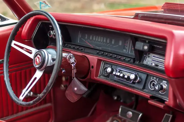 车内装有红色方向盘和仪表盘的汽车 — 图库照片