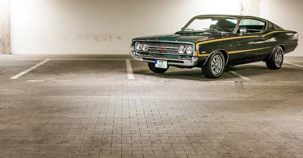 古董车在停车场Ford Torino 1968 — 图库照片