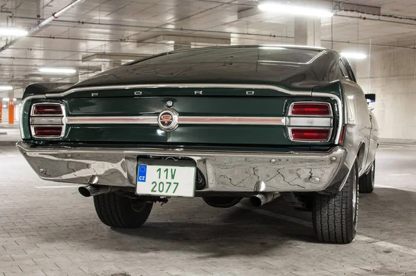 Coche Época Estacionamiento Ford Torino 1968 — Foto de Stock