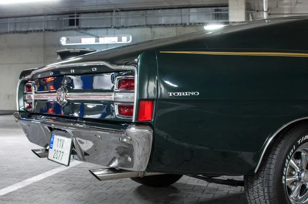 駐車場のヴィンテージカー Ford Torino 1968 — ストック写真