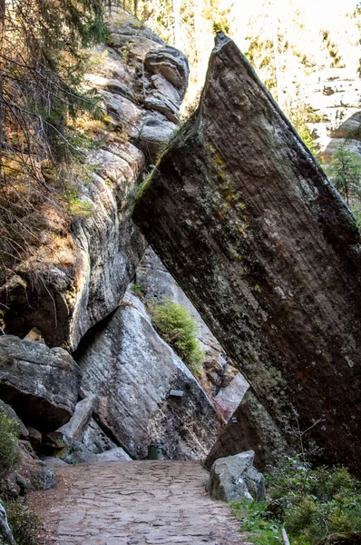 Tiro Vertical Uma Pedra Nas Montanhas — Fotografia de Stock