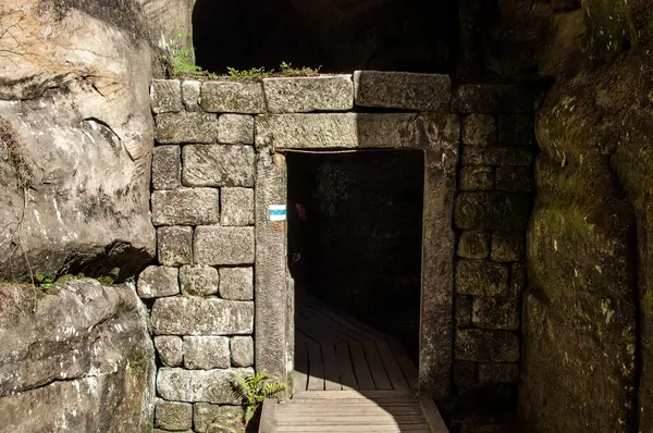 洞窟への入り口 — ストック写真