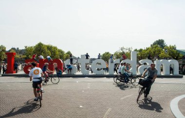 Amsterdam, Hollanda - Haziran 22 İnsanlar Amsterdam, Hollanda 'da yürüyorlar..