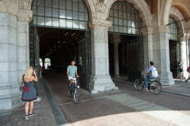 Amsterdam, Hollanda - 26 Mayıs, 2019: Amsterdam Müzesi 'nde yürüyen insanlar