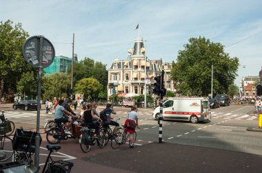 Amsterdam, Hollanda - 16 Mayıs, 2017: Amsterdam 'da yürüyen insanlar