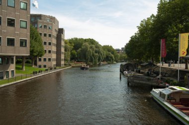 Amsterdam 'daki nehir kıyısında.
