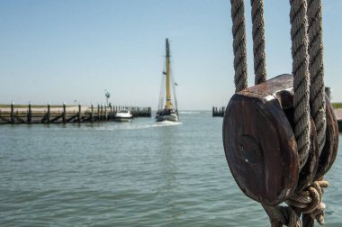 Sahilde yelkenli tekne