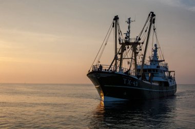 Akşamları büyük bir tekne balık tutuyor. balıkçı teknesi, deniz, deniz, balıkçı teknesi.