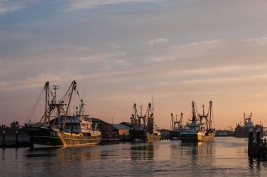 Trieste Limanı 'nda gün batımı