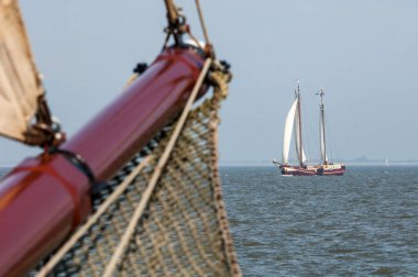 Denizde yelkenli teknesi