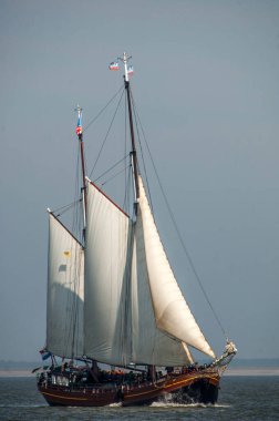 Denizde yelkenli teknesi