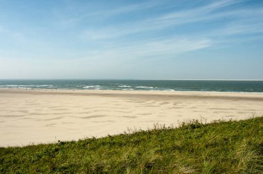 Almanya 'da güneşli bir günde deniz ve sahil manzarası