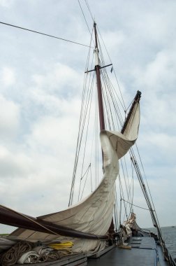 Denizde yelkenli teknesi