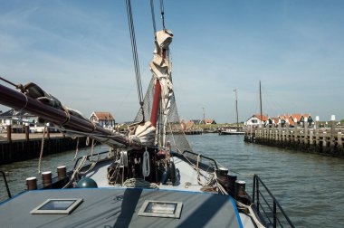 Hollanda, Avrupa, Temmuz 219, Amsterdam 'da. Amsterdam 'daki kanalda eski ahşap yelkenli teknesi.