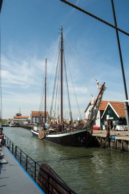 Büyük kırmızı tuğlalı eski bir tekne.