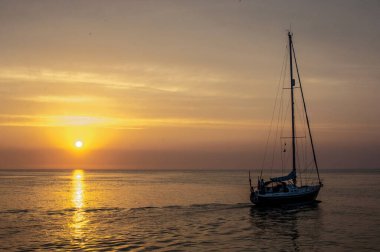 Denizin üzerinde gün batımı
