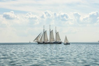 Deniz kıyısında bir yat.
