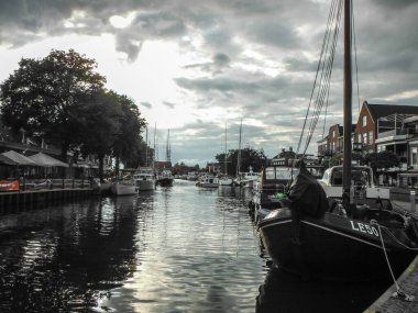 Amsterdam limanında bir tekne.