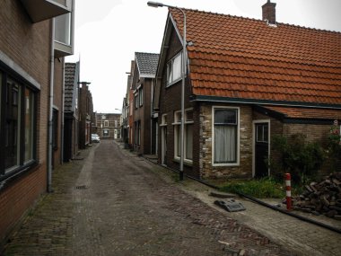 Evleri ve binaları olan sokak