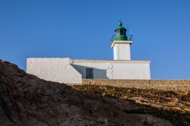 Deniz kıyısında deniz feneri.