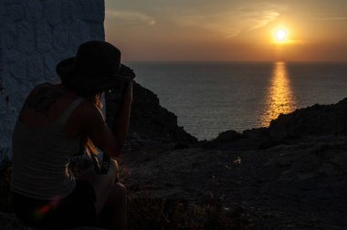 Günbatımında kadın