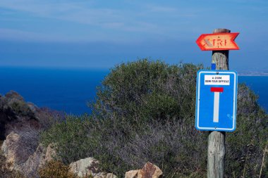 Metin ile yol işareti: yön, seyahat kavramı,