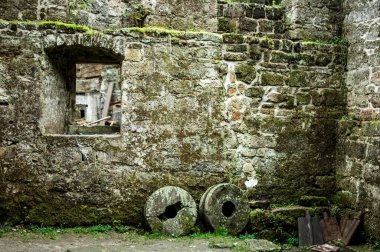 Büyük pencereli eski taş duvar