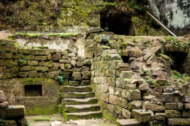 Maço Picchu 'nun eski şehrinde eski taş basamaklar. cusco peru
