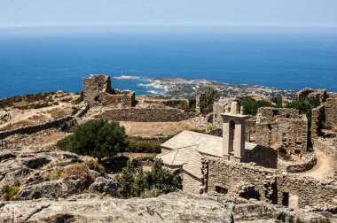 Akdeniz 'deki Rhodes şehrinin eski şatosunun kalıntıları, Yunanistan