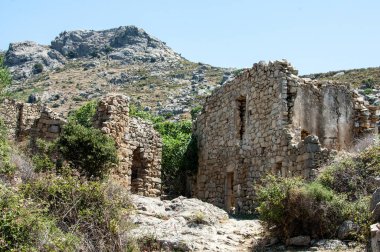 Kemer köyündeki eski kalenin kalıntıları. hindi