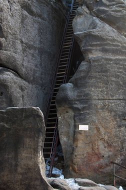 Kayanın oluşumu, kaya oluşumu Karst mağarasının yakınındaki bir kayanın üzerinde. Karst şehrindeki manastır.