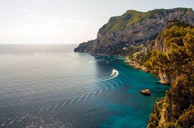 İtalya 'nın başkenti Capri' de deniz ve dağların manzarası